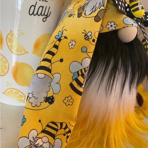 🐝 Bee Gnome, Summer Gnome, Bumblebee Gnome, Tiered Tray Decor - Picture 4 of 4